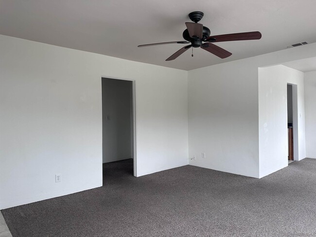 Building Photo - 1121 W Redwood St