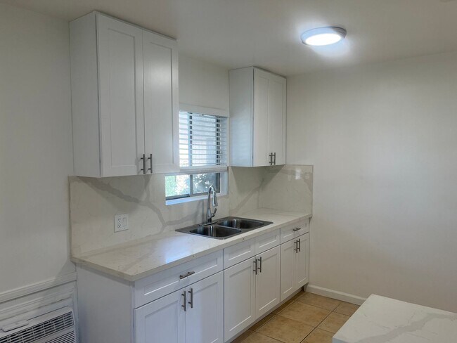 Foto del edificio - 6600 Whitsett Ave