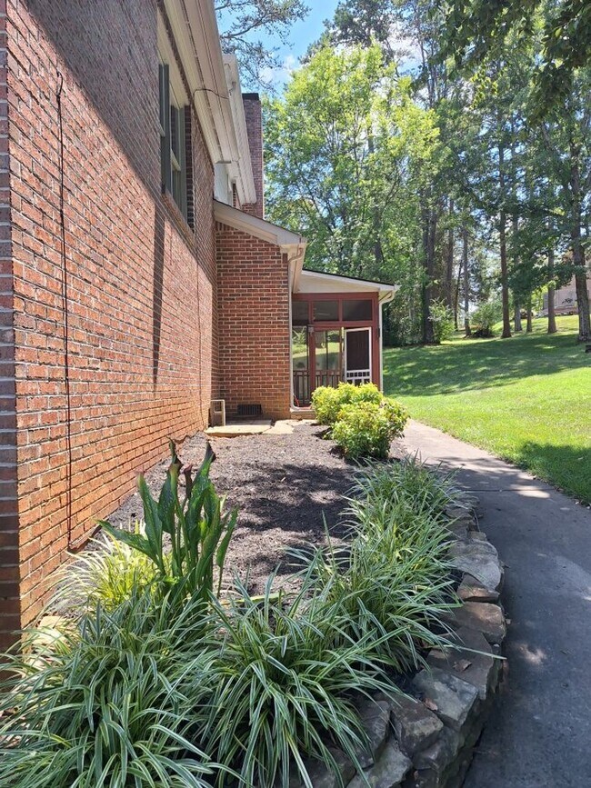 Foto del edificio - 4bd/3 bath located in desirable neighbor in Fox Den Subdivision in West Knoxville