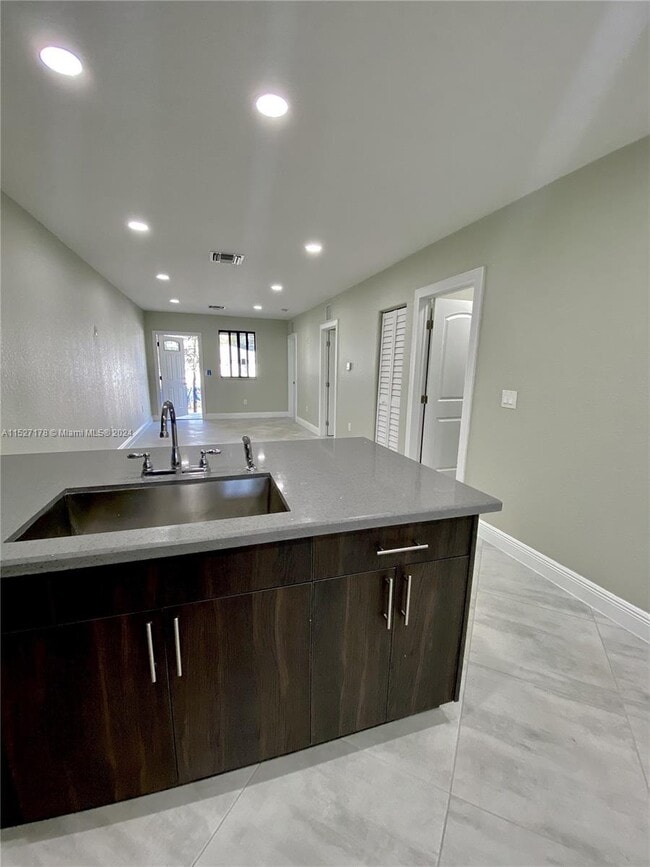 Foto del edificio - 1528 NW 71st St