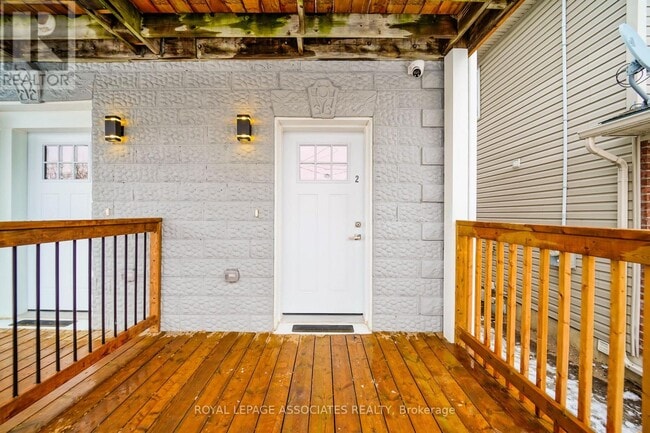 Building Photo - 35 St George St