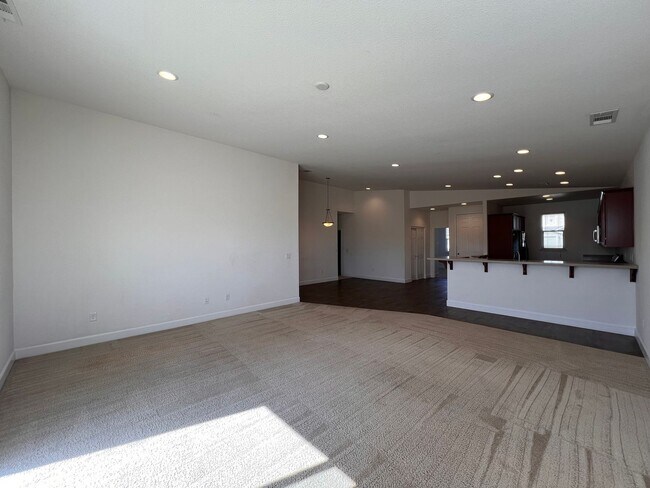 Building Photo - Large 4 bedroom home located in Green Vall...