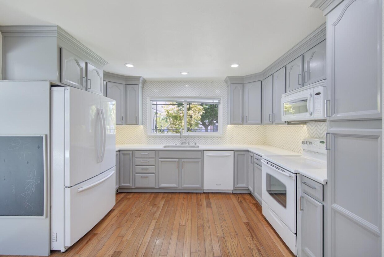 Primary Photo - 3212 Woodmont Dr