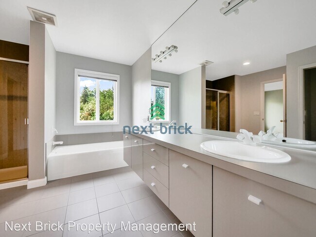 Foto del edificio - 3 br, 3 bath House - 2561 123rd Ave SE