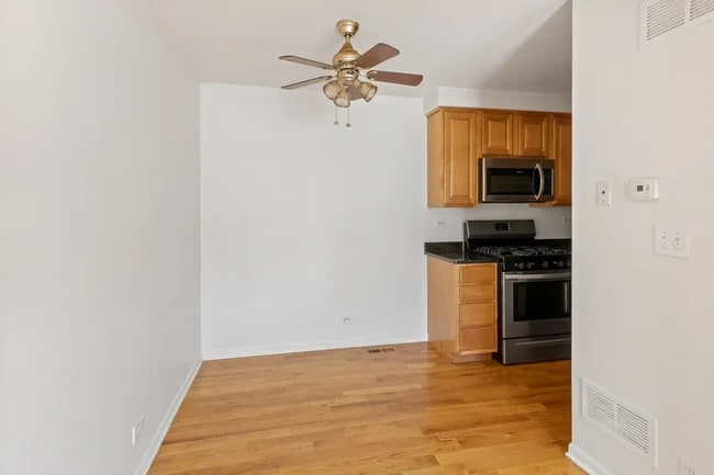 Building Photo - BEAUTIFUL LARGE 1 BED/1 BATH TOWNHOUSE RENTAL W/IN-UNIT LAUNDRY AND PARKING.....MUST SEE!!