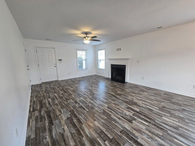 Foto del edificio - NEW LISTING!!!!!