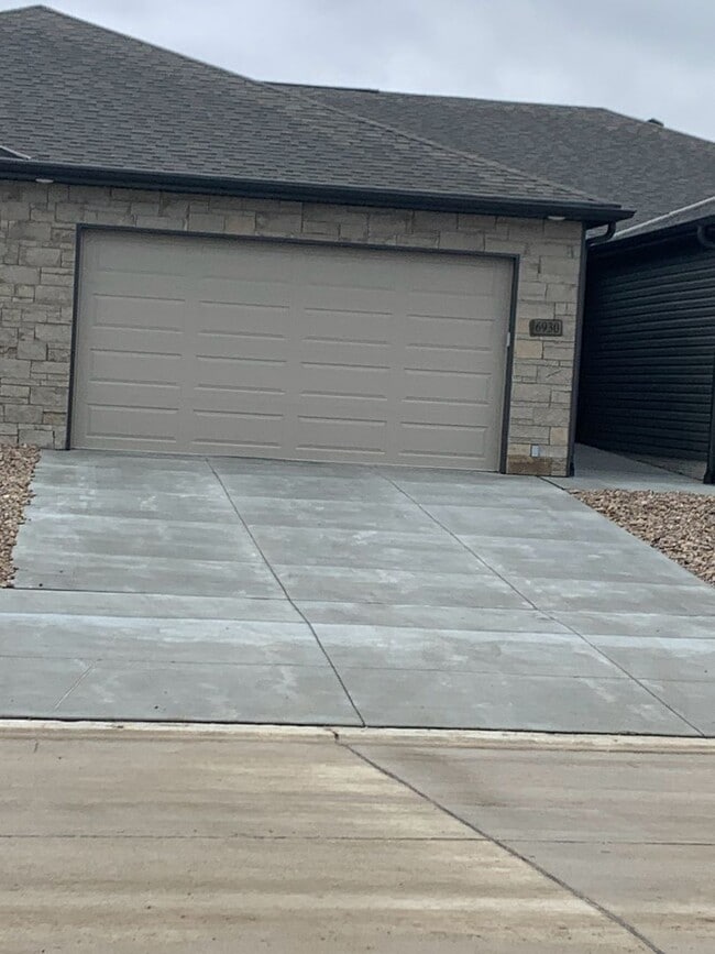 Building Photo - Walkout ranch townhome with 2 stall garage. Spacious 2 bedrooms with walk in closets, 2.5 bathroo...