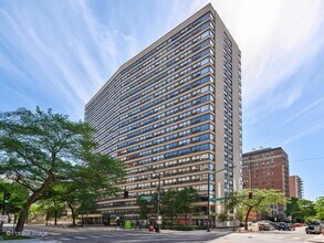 Building Photo - 2930 N Sheridan Rd