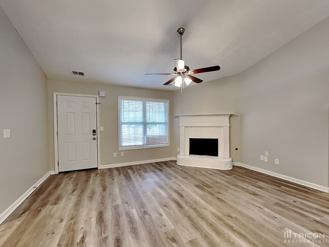 Building Photo - 449 Sarah's Ln