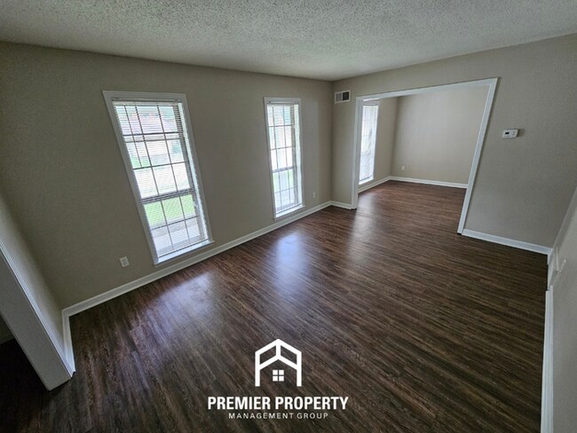 Foto del edificio - Huge 3BR/2BA Near Kirby | 1,774 Sq Ft, Hardwood Floors, Fireplace & Bay Window