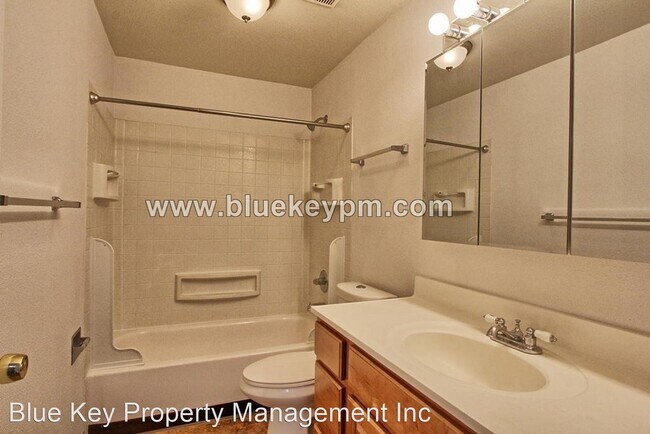Foto del edificio - 4119 NE St Johns Rd