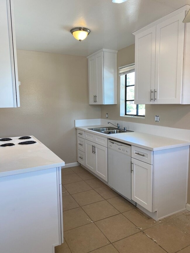Building Photo - Bright and airy updated second floor 1 bedroom, 1 bathroom apartment