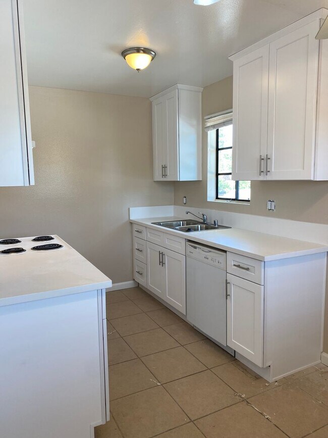 Building Photo - "COMING SOON!!"  Bright and airy updated second floor Studio, 1 bathroom apartment