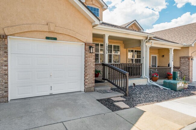 Building Photo - Relaxing townhome in Monument Villas