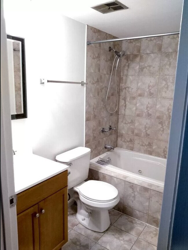 Foto del edificio - 631 N Briar Hill Ln