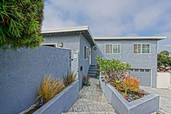 Building Photo - VERY CHARMING, BRIGHT & AIRY HILLTOP HOME ...