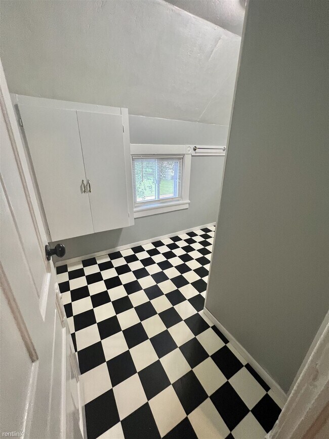Foto del edificio - 2 br, 1 bath Duplex - 1121 Summit Street 2