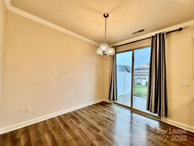 Foto del edificio - 5733 Lachlan Hill Ln