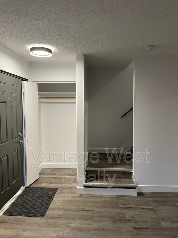 Photo du bâtiment - 2-3713 24th ave