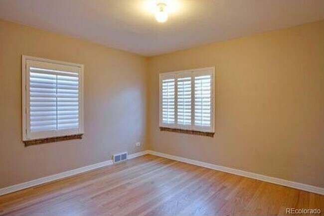 Foto del edificio - Two Bedroom Brick Tudor in Park Hill!