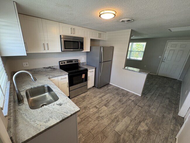 Building Photo - 302 Colonia Ln E