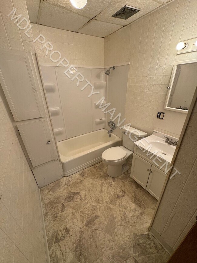 Building Photo - 3 Bedroom 1 Bathroom Home