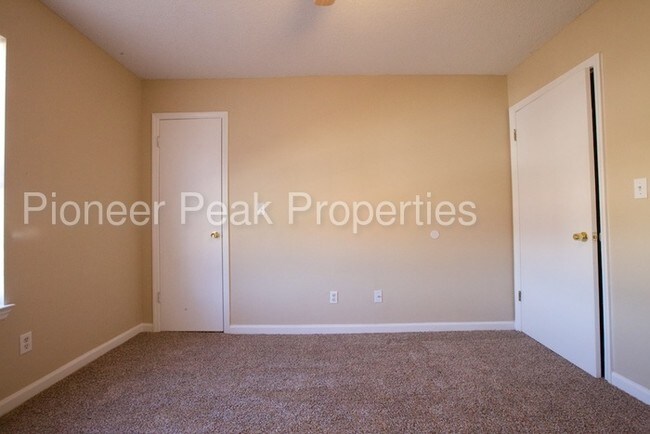 Foto del edificio - 421 Barnhardt Cir