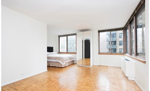 Primary Photo - 230 E 40th St