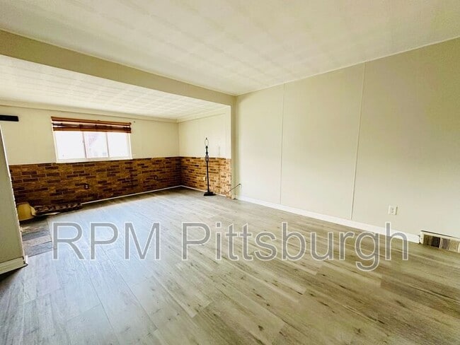 Building Photo - 260 W Marigold St