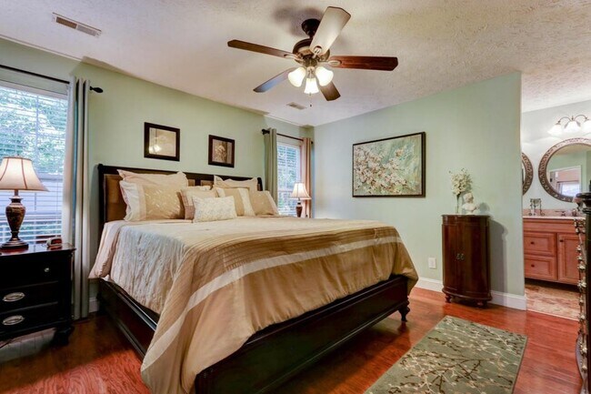 Foto del edificio - 8133 Faircrest Ln