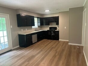 Building Photo - 909 Lawrence Dr