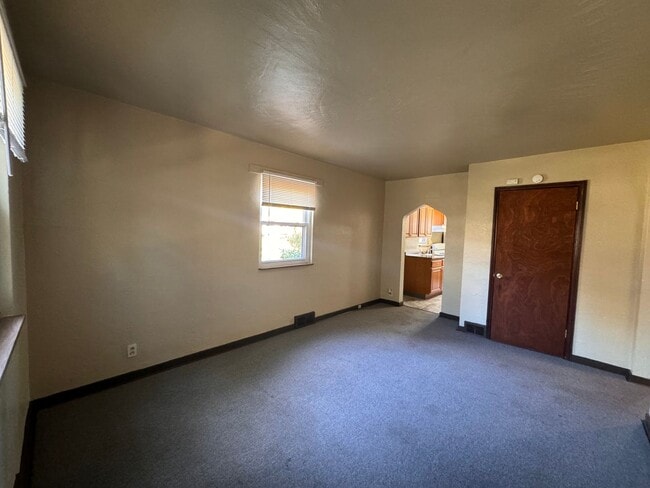Building Photo - 2 Bedroom Single Family Home - Central AC ...