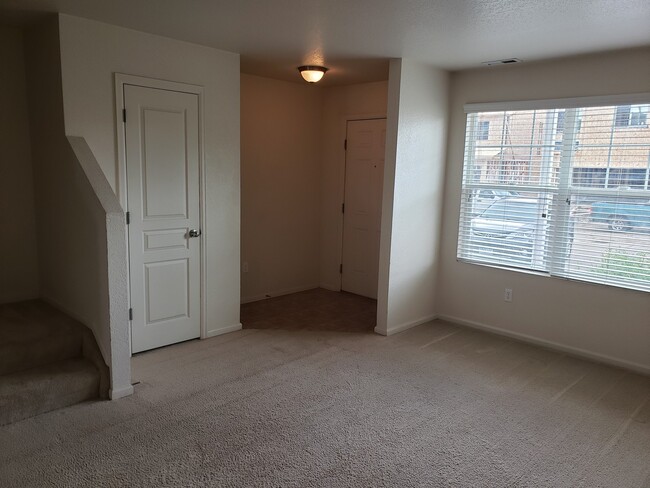 Foto del edificio - Great looking 2 bed 1.5 bath townhouse nea...