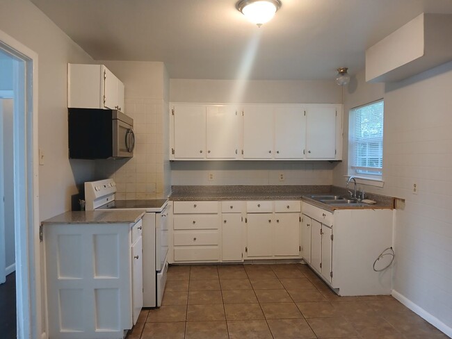 Building Photo - 4 Bedrooms and 1 Bath Near Hwy 75 and Fore...