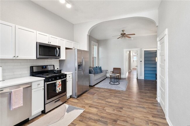 Building Photo - Charming Fully Furnished 2 Bedroom Apartme...