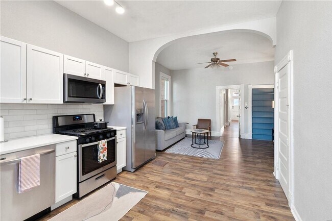 Foto del edificio - Charming Fully Furnished 2 Bedroom Apartme...