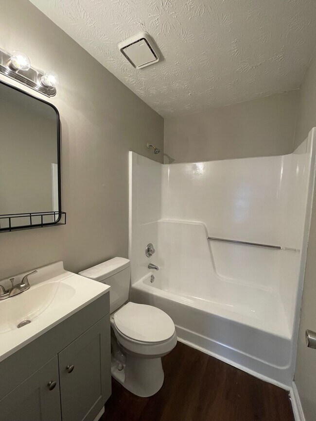 Building Photo - $500 OFF RENT! BEAUTIFUL CHARMING 2 BED/2B...