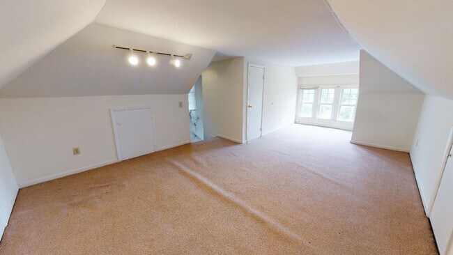Foto del edificio - 5 BEDROOMS + 2.5 FULL BATHROOMS Single Fam...
