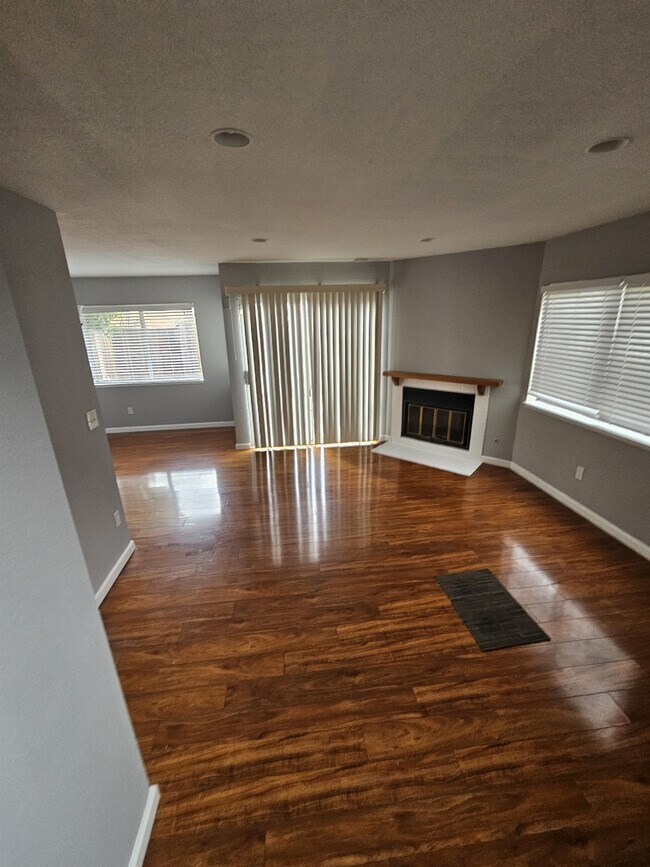 Building Photo - 1011 Pinewood Terrace