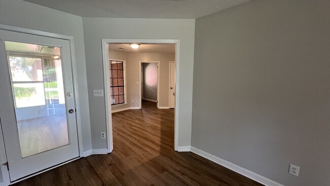 Building Photo - 524 Forest Park Dr