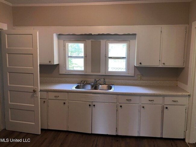 Building Photo - 495 Woodruff St