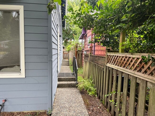 Building Photo - Charming 2 Bed / 2 Bath Townhome in North ...
