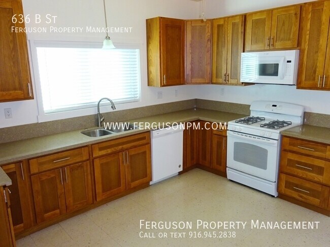 Building Photo - Recently Renovated Home in Classic Lincoln