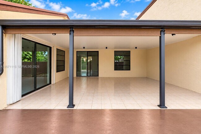 Foto del edificio - 525 NW 100th Ct