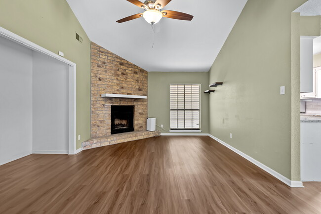 Building Photo - 806 Mariana Dr