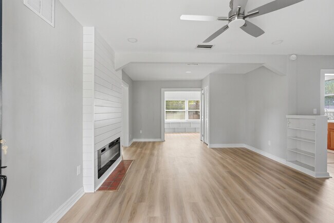 Foto del edificio - 2114 Merrill Ave