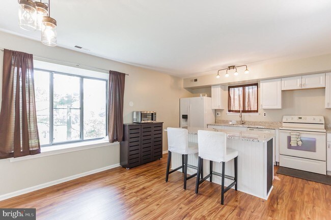 Foto del edificio - 2177 E Village Rd