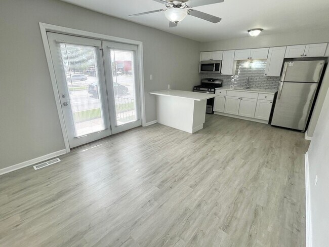 Foto del edificio - 1721 E Roosevelt Rd