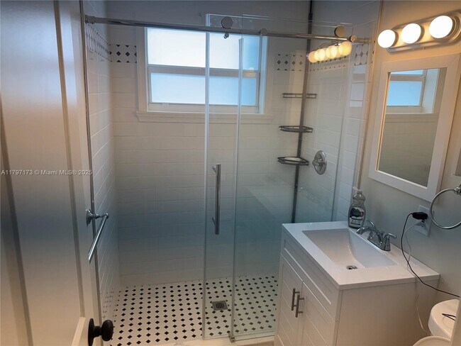 Foto del edificio - 825 NE 6th St