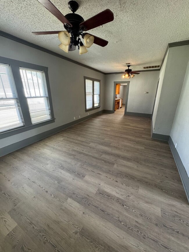 Foto del edificio - Three bedroom two bath home with central heat and air, large fenced backyard, and carport!